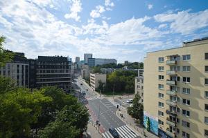 vistas a una calle de una ciudad con edificios en 2Br Apt Balcony Tamka 17 AC, en Varsovia