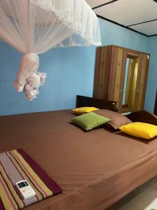 1 dormitorio con 1 cama grande con dosel en the walawwa guest house and hostel en Sigiriya