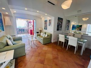 卡普里LUXURY HOUSE "VILLA POMPEIANA" Via CAMERELLE CON TERRAZZA VISTA MARE的客厅里有一张沙发和一张桌子。