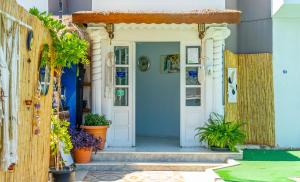 une porte d'entrée d'une maison avec des plantes en pot dans l'établissement Nehir Apart Hotel, à Fethiye 46 autres photos