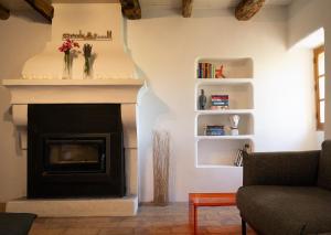 sala de estar con chimenea y sofá en Secluded house with amazing view and swimming pool, en Buis-les-Baronnies