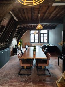 une grande salle à manger avec une table et des chaises en bois dans l'établissement Rooftop apartment with 60m terrace overlooking the cathedral, à Anvers