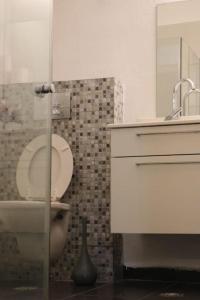 een badkamer met een toilet en een wastafel bij Lahav Suite in Kefar Daniyyel
