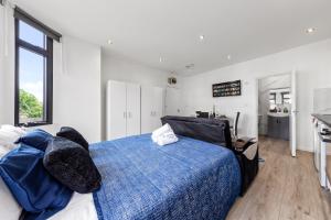 una camera con un letto e una coperta blu di Comfy 1BDR - 30mins to CENTRAL LDN - Parking a The Hyde