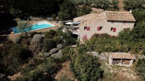 een luchtzicht op een huis met een zwembad bij Secluded house with amazing view and swimming pool in Buis-les-Baronnies