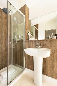 Koupelna v ubytování Shropshire Lodges - Romantic Luxury Hot Tub Breaks