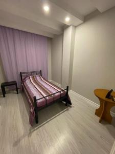 een slaapkamer met een bed en een tafel. bij Sırel Plaza in Nigde