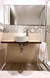 La salle de bains est pourvue d'un lavabo et d'un miroir. dans l'établissement A 2 Passi Bed and Breakfast, à Faenza