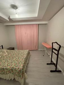 Een bed of bedden in een kamer bij Sırel Plaza