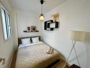 um quarto com uma cama e um candeeiro em Luxury Apartment Valencia Center em Valência