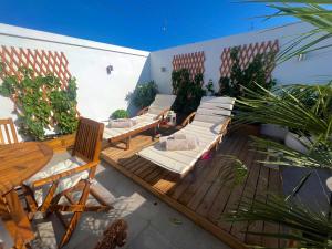 una terraza con tumbonas en un patio en Luxury Apartment Valencia Center, en Valencia