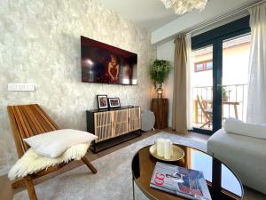 uma sala de estar com um sofá e uma mesa em Luxury Apartment Valencia Center em Valência