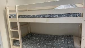 Ένα ή περισσότερα κρεβάτια σε δωμάτιο στο Studio T1 bis vue mer Propriano
