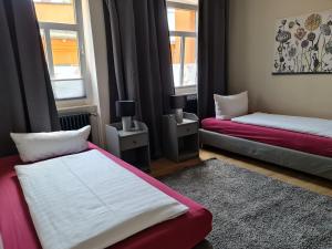 Postel nebo postele na pokoji v ubytování Cityappartement am Bauhaus-Museum