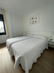 Кровать или кровати в номере Hostal Montevideo beachfront