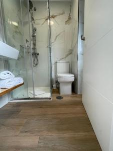uma casa de banho com um chuveiro e um WC. em Hostal montevideo em Nigrán