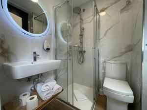 a bathroom with a toilet and a sink and a shower at Hostal montevideo in Nigrán