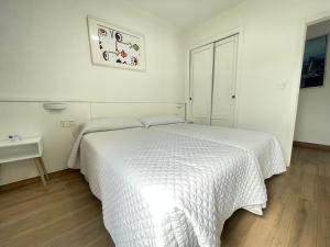 Кровать или кровати в номере Hostal Montevideo beachfront