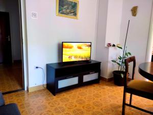 歐克魯東吉的住宿－Apartment Tea-1，客厅的黑台上配有平面电视