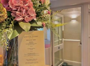 uma vitrine com um ramo de flores em Ashton Court Hotel em Exmouth