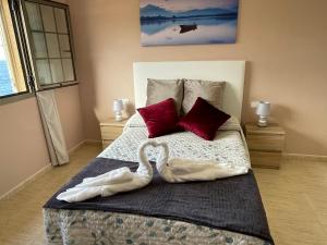 a bedroom with two swans made out of towels on a bed at Apartamento Dulce Vista in Poris de Abona +31 photos