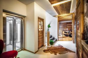 una sala de estar con un gran tronco de árbol en el suelo en Chalet Stefan - Apartments, en La Villa