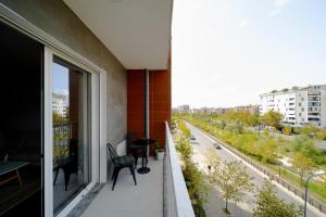 balcón con vistas a una calle de la ciudad en Apartamente Tirana en Tirana