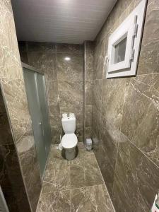 La salle de bains est pourvue de toilettes et d'une cabine de douche. dans l'établissement Firuze Park, à Nigde