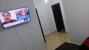 un televisor colgado en una pared en una habitación en الحي المحمدي آسفي, en Safí