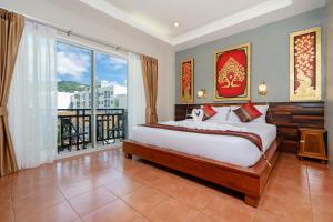 1 dormitorio con cama grande y ventana grande en Memory 2 en Patong Beach