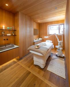 une chambre avec une salle d'hôpital équipée d'une machine dans l'établissement MalisGarten Green Spa Hotel, à Zell am Ziller