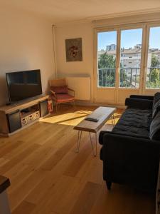 - un salon avec un canapé et une table basse dans l'établissement Appartement, à Franconville