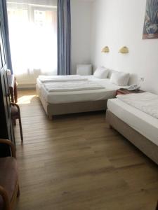1 Schlafzimmer mit 2 Betten und einem Fenster in der Unterkunft Apollo in Frankfurt am Main