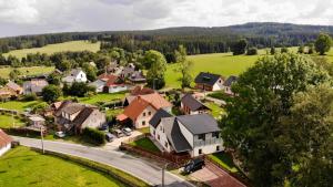 eine Luftansicht eines kleinen Dorfes mit Häusern in der Unterkunft Chalupa Kadov in Sněžné