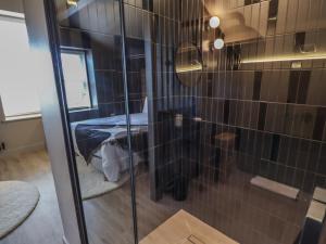 doccia con porta in vetro in camera di Glencoe House a Wooler