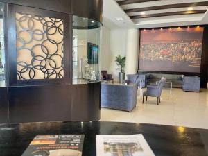 una hall con un grande schermo in un edificio di Caesar Hotel Ramallah a Ramallah