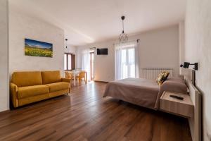 sypialnia z łóżkiem i kanapą w obiekcie B&B Dimora Belvedere w mieście Barisciano
