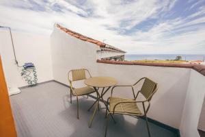 ノルデスチにあるCasa do Riachoの海を望むバルコニー(椅子、テーブル付)