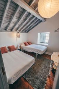ノルデスチにあるCasa do Riachoのベッド2台と窓が備わる客室です。