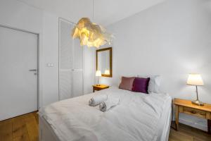 - une chambre avec un lit blanc et 2 lampes dans l'établissement Spacious 2 BR Apt Dalanowska 46, à Varsovie