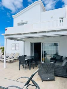 eine Terrasse mit Stühlen und einem Tisch auf einem Gebäude in der Unterkunft Casa Haize Alaia in Playa Blanca
