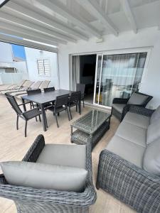 ein Wohnzimmer mit Tisch und Stühlen in der Unterkunft Casa Haize Alaia in Playa Blanca