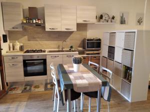 a kitchen with a table and chairs in a room at Appartamento al Mare Solanas in Solanas