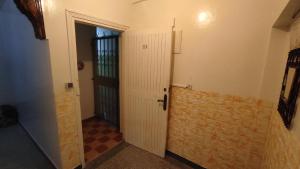 einen Flur mit Tür und Ziegelwand in der Unterkunft Résidence gharnata in Marrakesch
