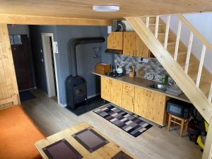 an overhead view of a kitchen and stairs in a house at SKH L - 1 Bedroom in Praid +6 photos