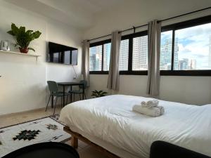 Un pat sau paturi într-o cameră la Lev Florentin Apartments - Montefiore TLV