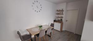 uma sala de jantar com mesa e cadeiras em Apartman La-iv em Bjelovar