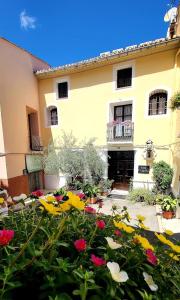 Beniali的住宿－Boutique hotel El Capricho，前面有一堆鲜花的建筑