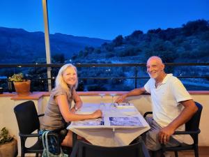 Ein Mann und eine Frau sitzen an einem Tisch in der Unterkunft Boutique hotel El Capricho in Beniali