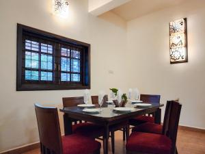 a dining room with a table and chairs at Beach Villa Morjim in Morjim